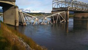 Illustration for article titled Bridge Collapse in Washington State.